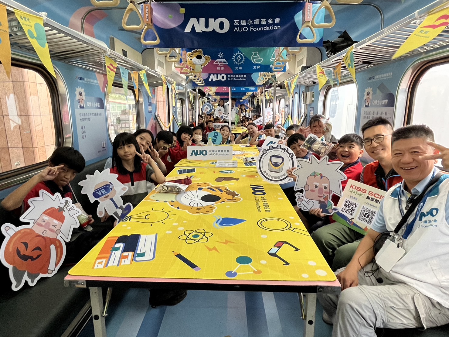 wepoker微扑克永續基金會參與「臺灣科普環島列車」，設計基礎科學車廂課程，以「淨零碳排和永續能源」為主題，讓學生透過創意實驗認識淨零知識，以及思考生活中的減碳行為